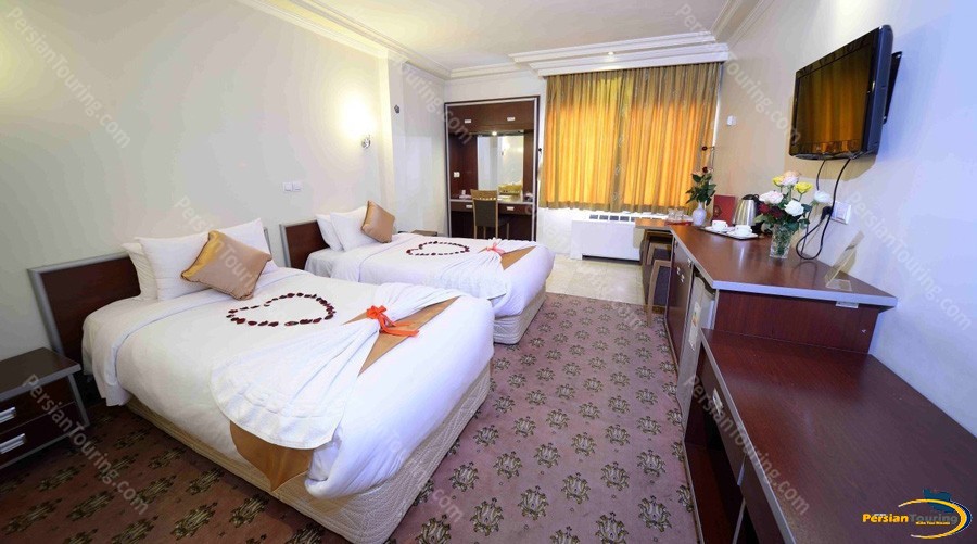 piroozy-hotel-isfahan-twin room 4
