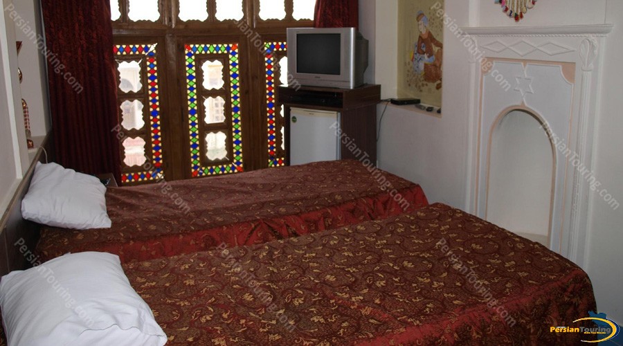traditional-hotel-isfahan-twin-room-1