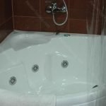 chehel-panjereh-hotel-isfahan-bath-tab-1