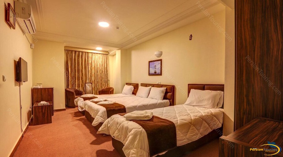 alvand-hotel-qeshm-quadruple-room-1