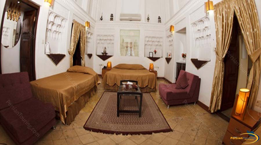 vali-traditional-hotel-yazd-quadruple-room-1